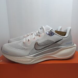 Nike Wmns Air Zoom Pegasus 41 in the Photon Dust / Mtlc Pewter size 8.5W